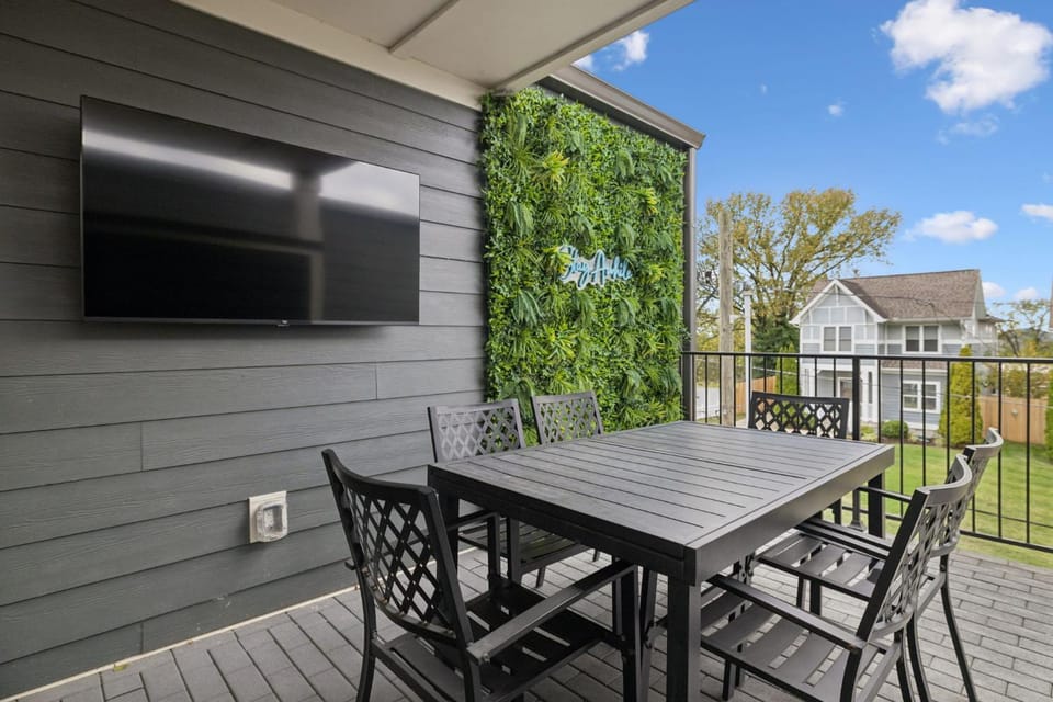 NEW Nash Modern Luxurious Space w Rooftop Views House in East Nashville