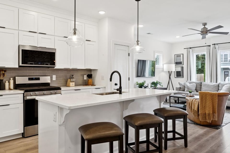 NEW Nash Modern Luxurious Space w Rooftop Views House in East Nashville