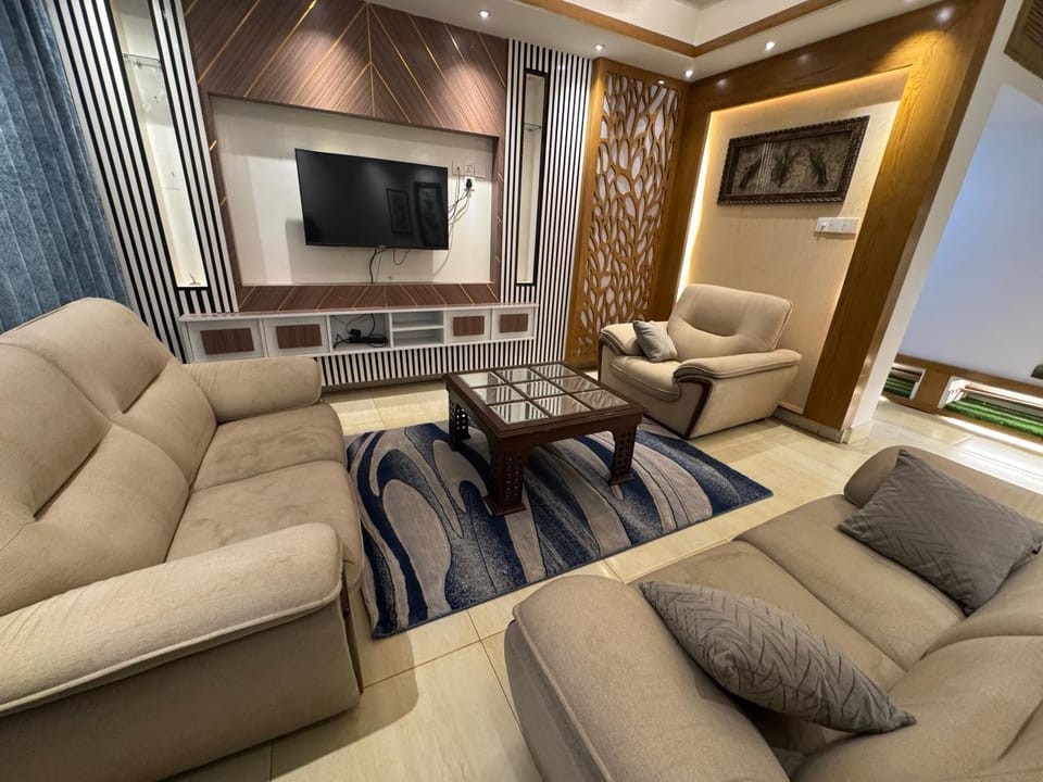 Communal lounge/ TV room, Living room, Seating area
