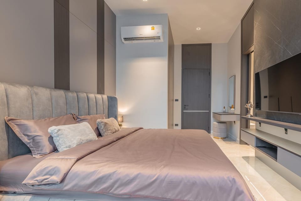 Bed, TV and multimedia, Bedroom, internet, wardrobe, air conditioner