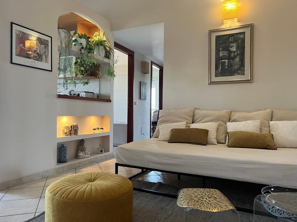 Seating area, Bedroom