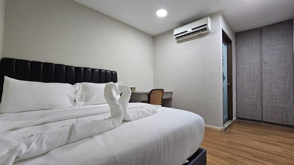 Swing & Pillows - KL City Kuchai Lama Hotel in Federal Territory of Kuala Lumpur
