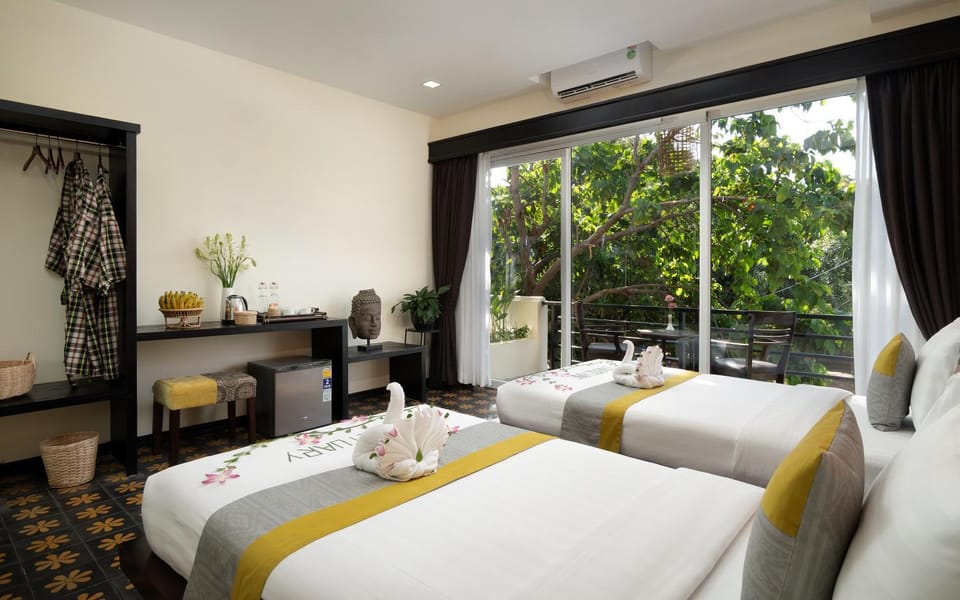 Bed, Coffee/tea facilities, View (from property/room), Balcony/Terrace, Photo of the whole room, Seating area, Dining area, Bedroom, Area and facilities, minibar, towels, wardrobe, air conditioner