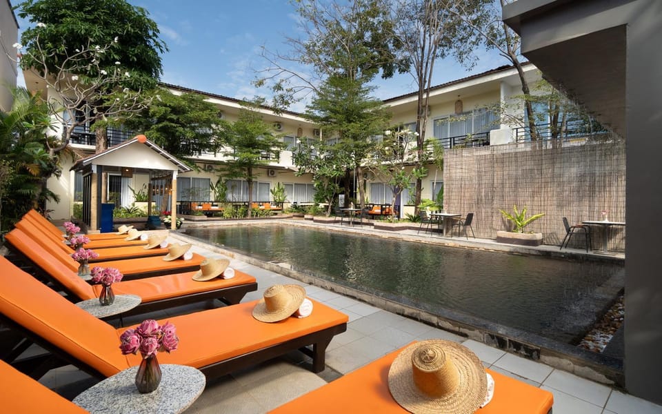 Property building, Day, Garden, Lounge or bar, Seating area, Pool view, Swimming pool, Swimming pool, sunbed
