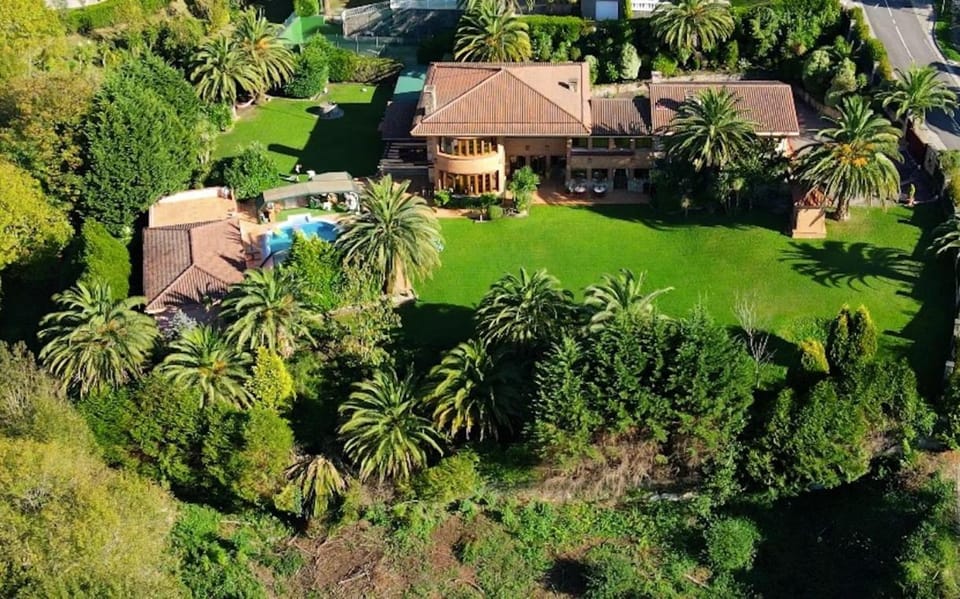 Property building, Garden, Swimming pool