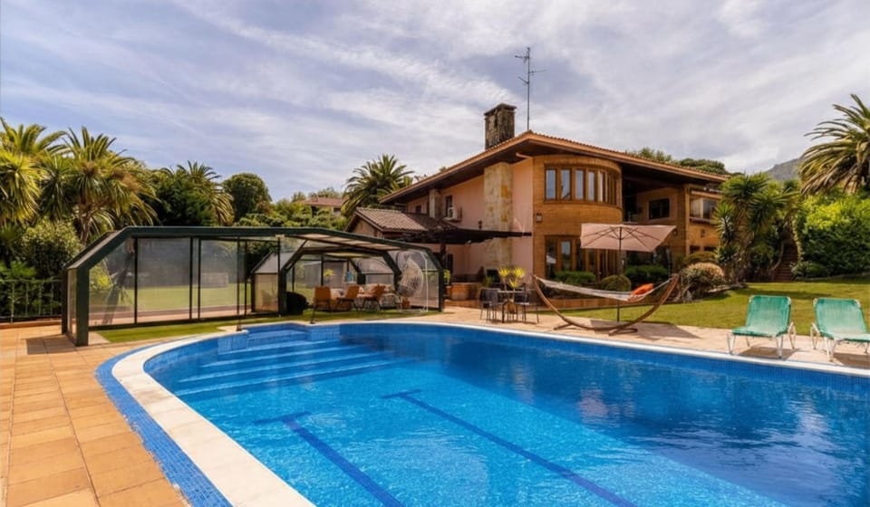 Property building, Garden, Swimming pool
