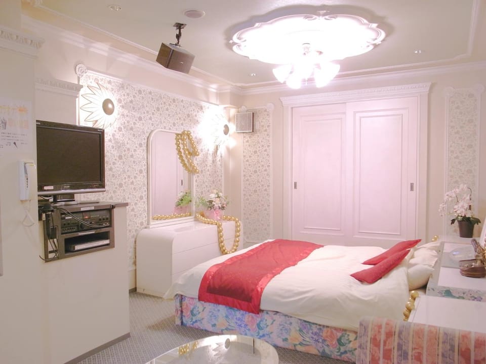 Bed, TV and multimedia, Photo of the whole room, Bedroom