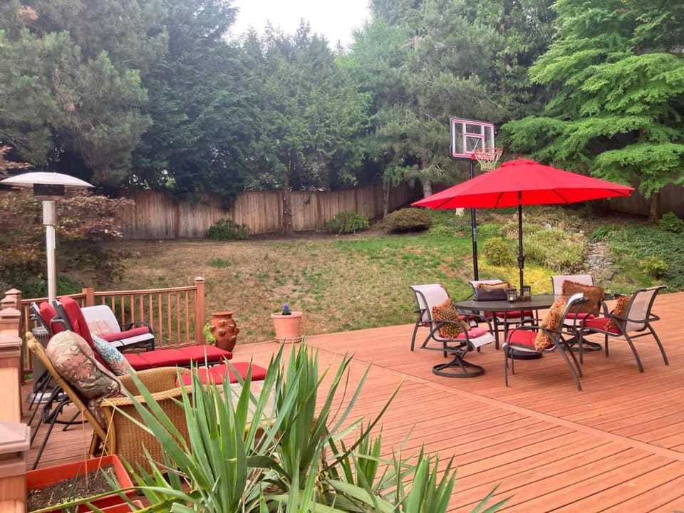 1 BR in a Lakeview House Near Redmond DT Villa in Lake Sammamish