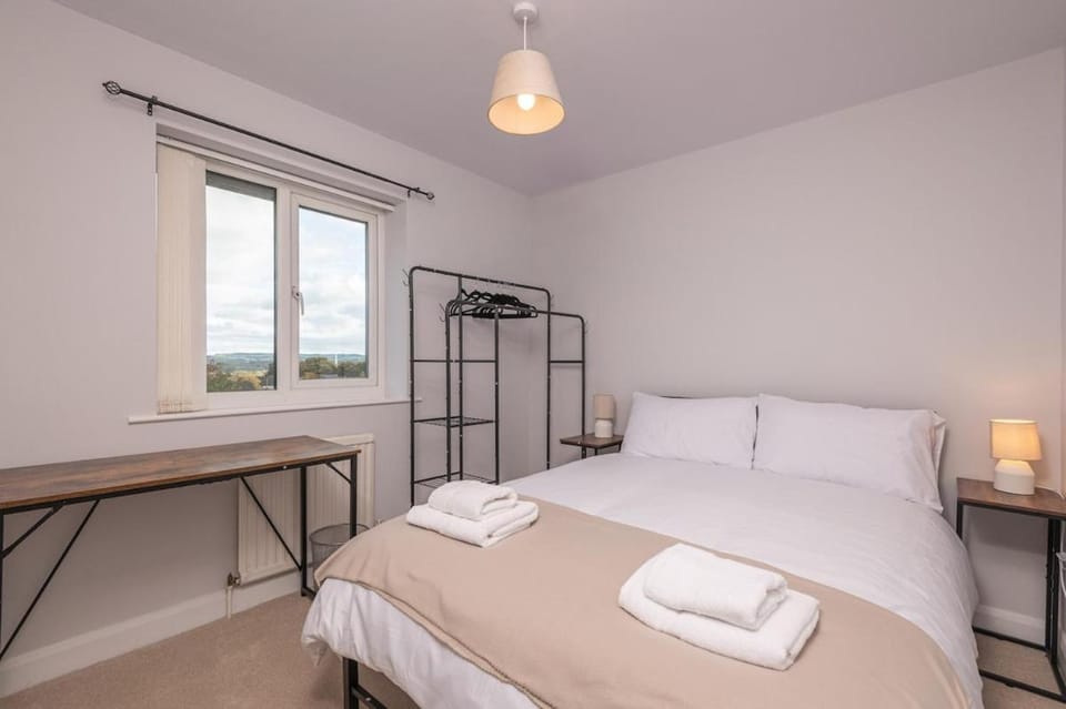 Cozy 4BR Walk To Huddersfield Hospital Game Wifi Apartment in Huddersfield