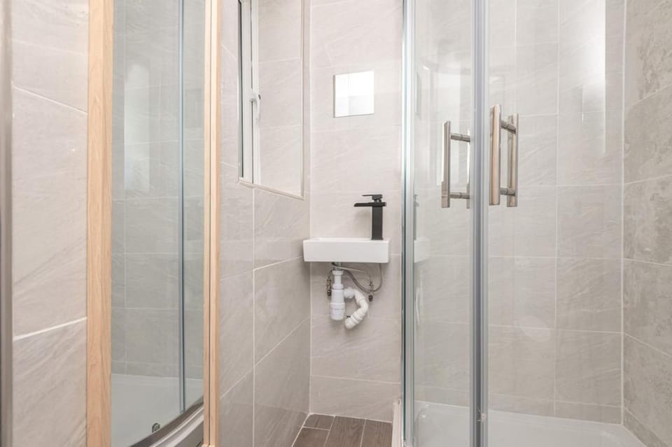 Cozy 4BR Walk To Huddersfield Hospital Game Wifi Apartment in Huddersfield