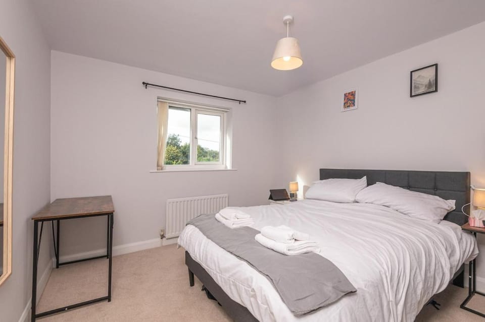 Cozy 4BR Walk To Huddersfield Hospital Game Wifi Apartment in Huddersfield