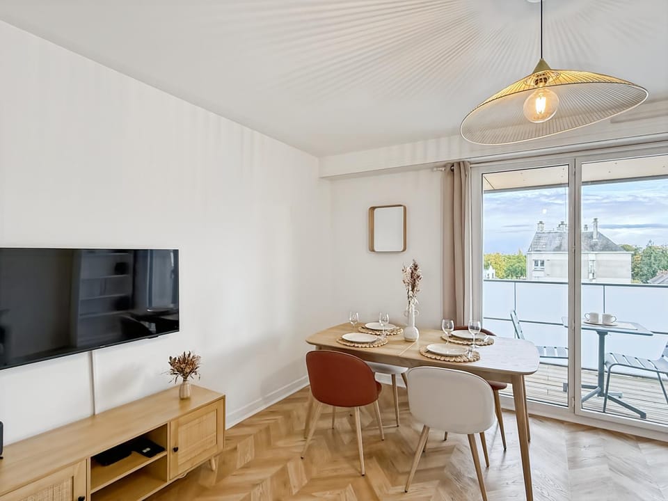 TV and multimedia, View (from property/room), Balcony/Terrace, Living room, Seating area