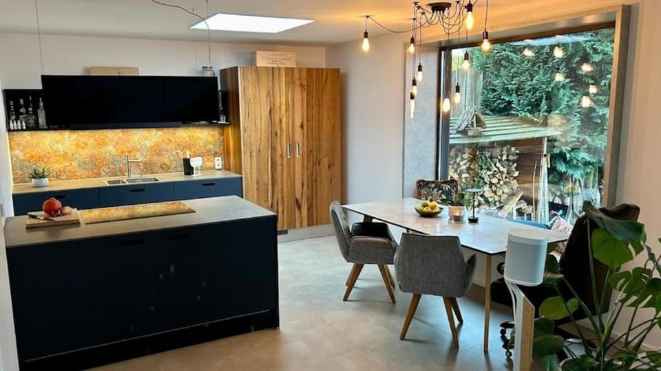 Kitchen or kitchenette, Seating area, Dining area