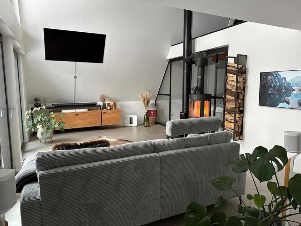 Communal lounge/ TV room, Communal lounge/ TV room, TV and multimedia, Living room, Seating area, Evening entertainment