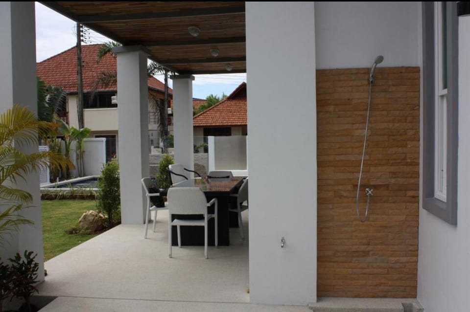 Patio, BBQ facilities