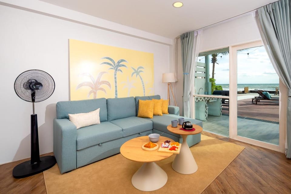 Communal lounge/ TV room, TV and multimedia, Living room, Beach, Pool view