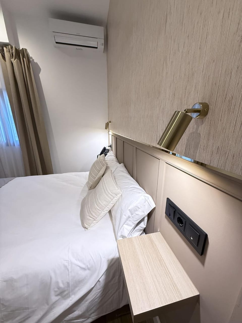 Bed, Photo of the whole room, Bedroom, air conditioner