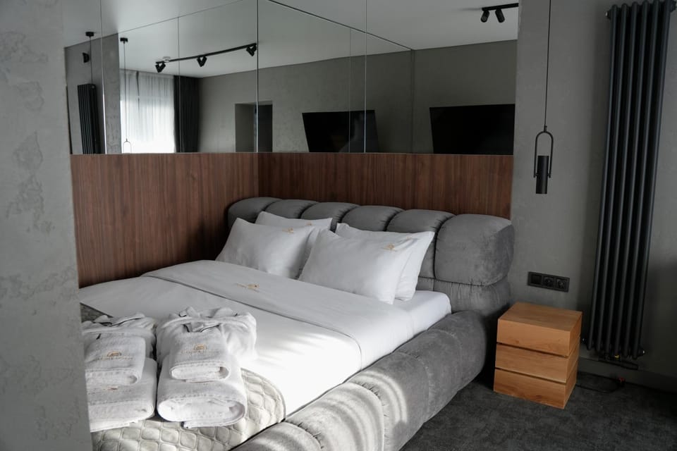 Bed, TV and multimedia, Living room, Photo of the whole room, Seating area, Bedroom, towels