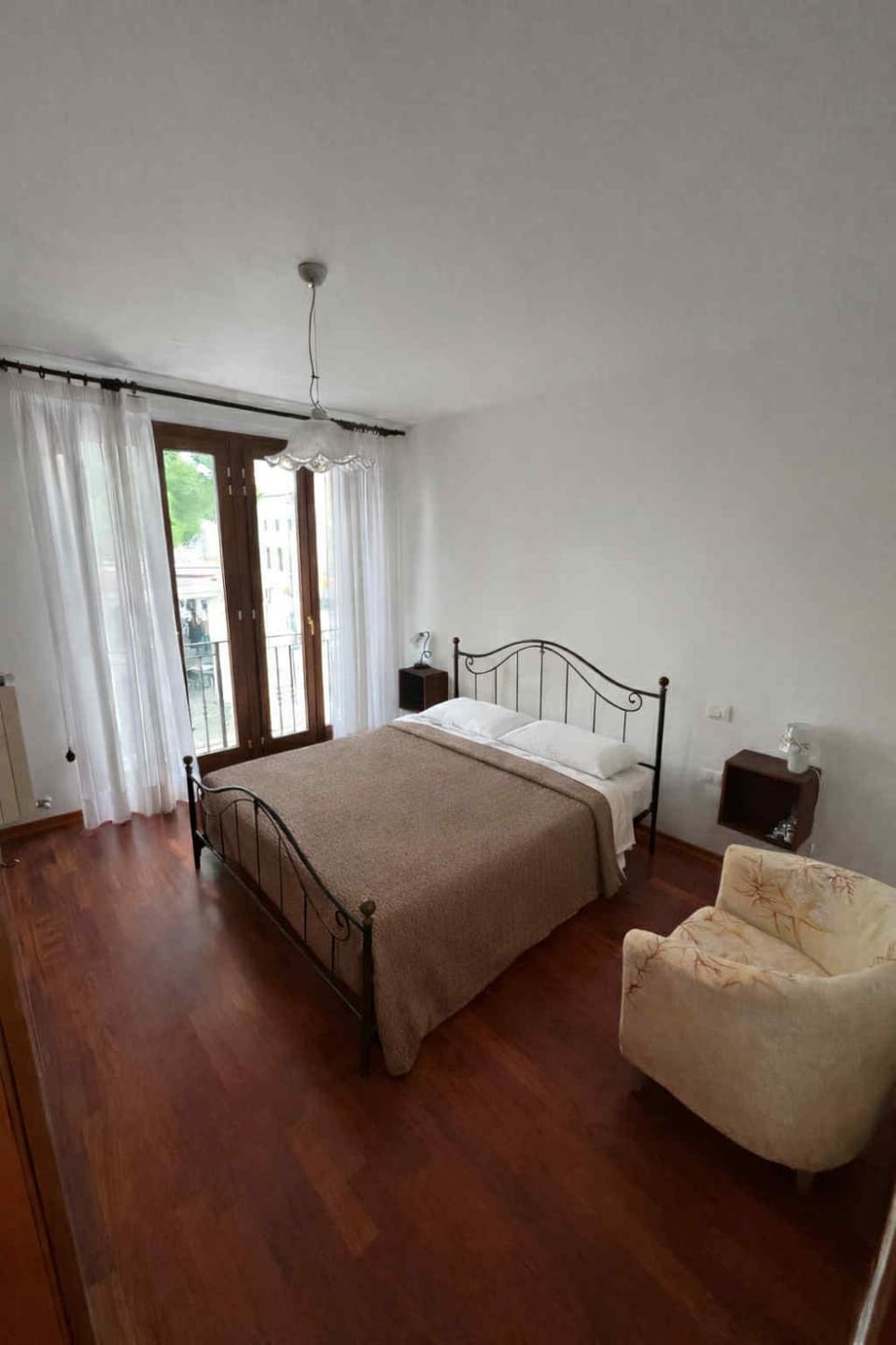 Bedroom, City view