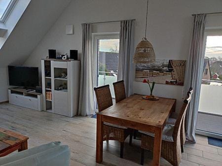 TV and multimedia, Living room, Seating area, Dining area