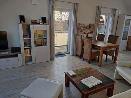 TV and multimedia, Living room, Seating area, Dining area