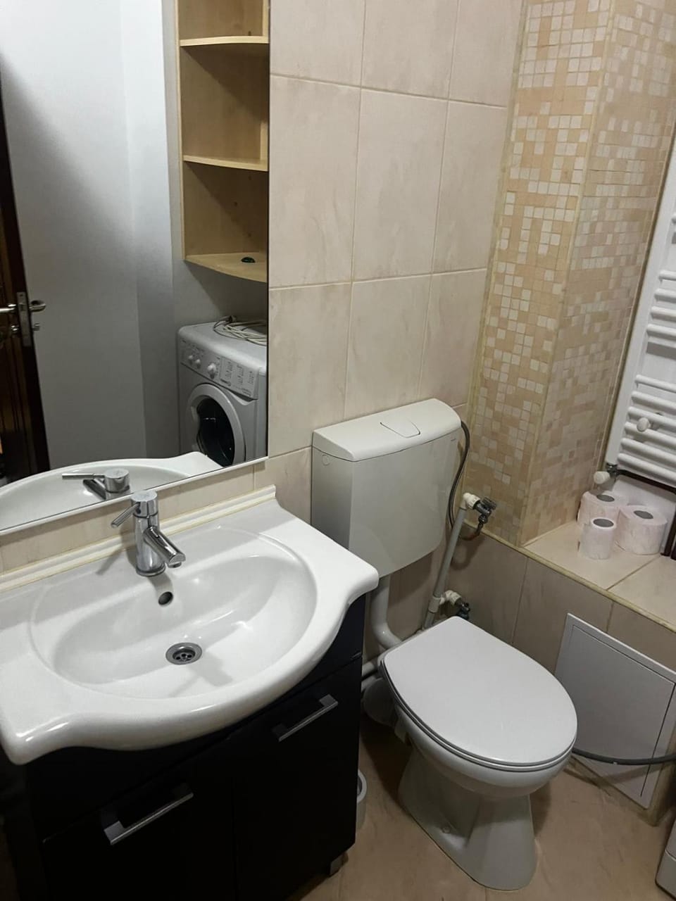 Toilet, towels