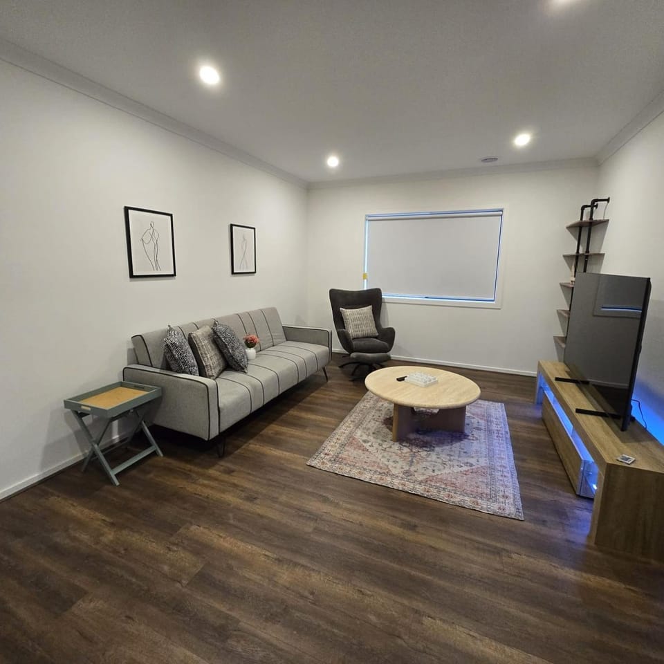 Premium 4BR Home Near Nature & Shops free parking Apartment in Melbourne