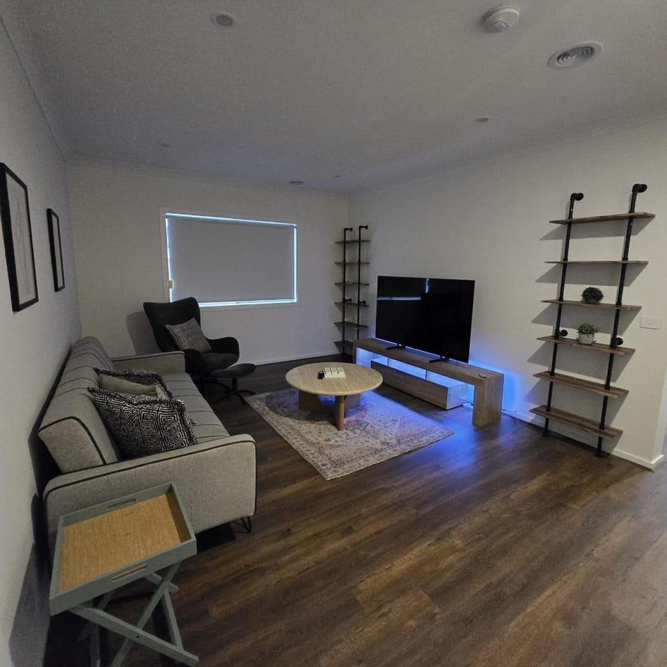 Premium 4BR Home Near Nature & Shops free parking Apartment in Melbourne