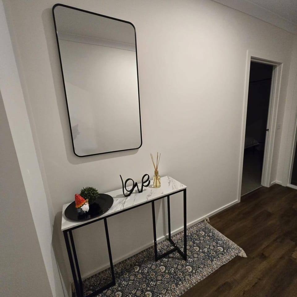 Premium 4BR Home Near Nature & Shops free parking Apartment in Melbourne