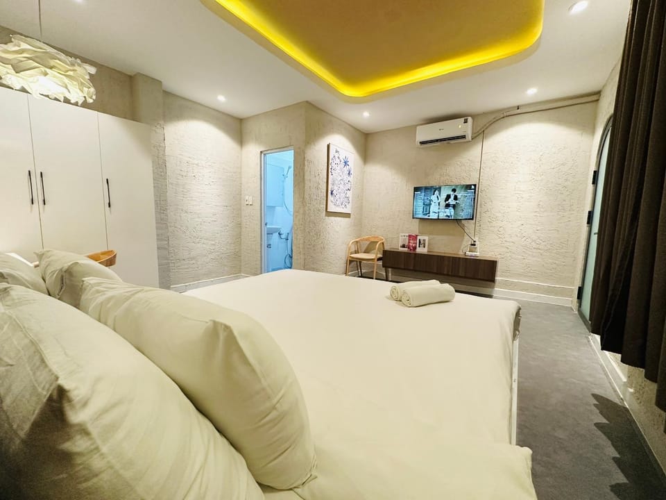 Bed, TV and multimedia, Seating area, Bedroom, air conditioner