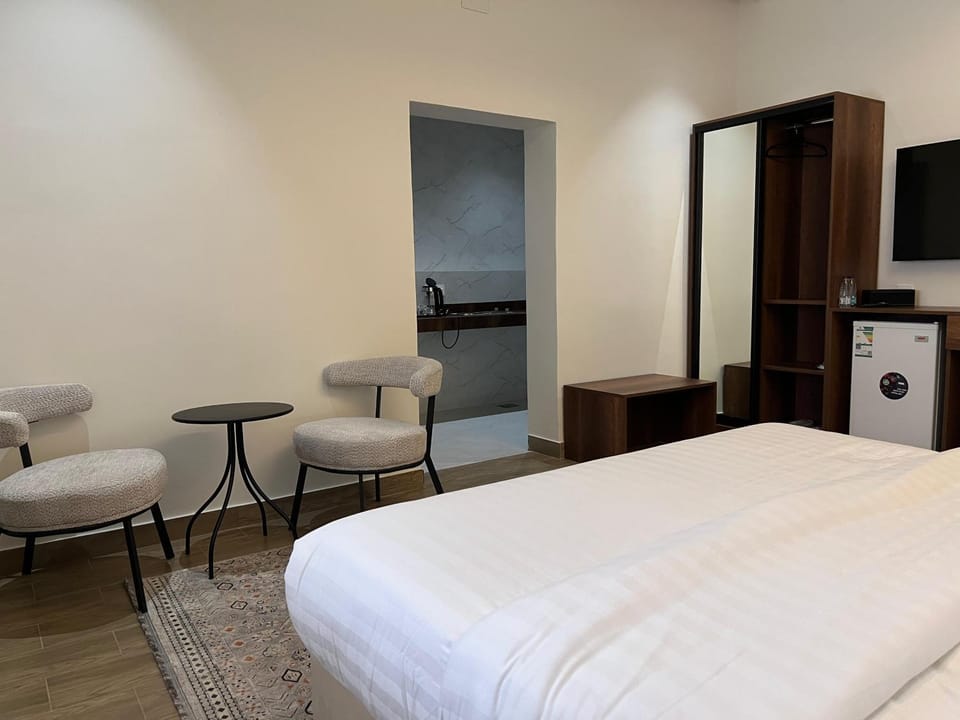 Seating area, Bedroom, wardrobe