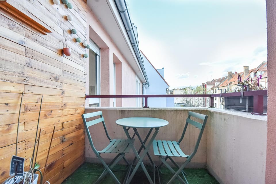 Property building, Day, View (from property/room), Balcony/Terrace, Dining area