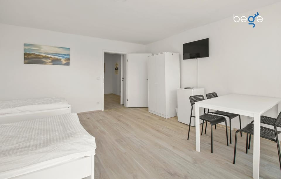 Bed, TV and multimedia, Photo of the whole room, Dining area, Bedroom