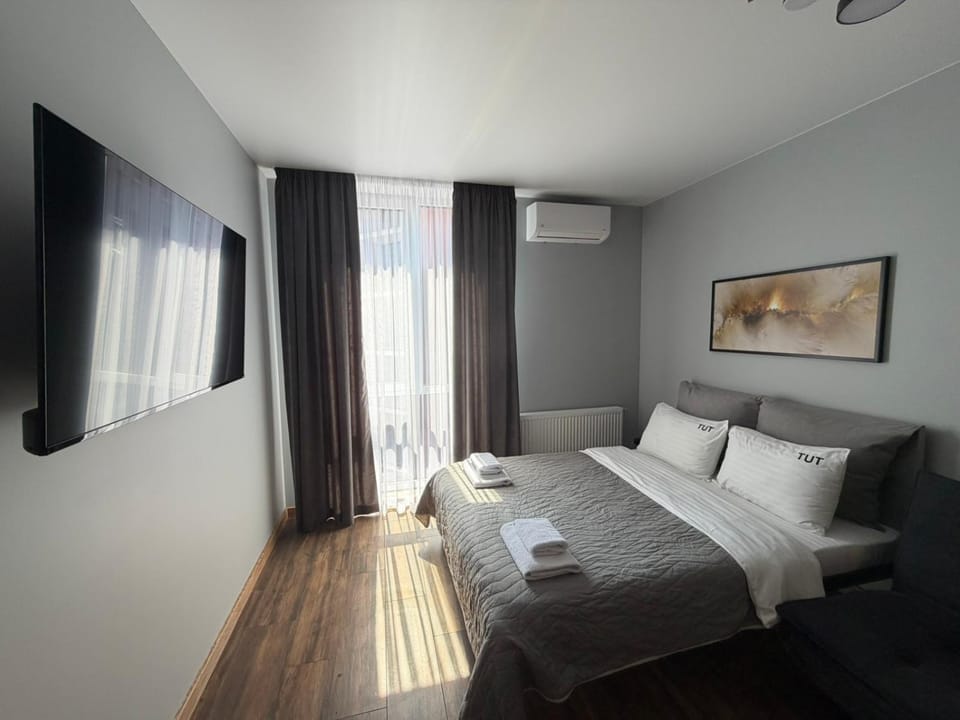 Bed, TV and multimedia, Bedroom, towels, air conditioner