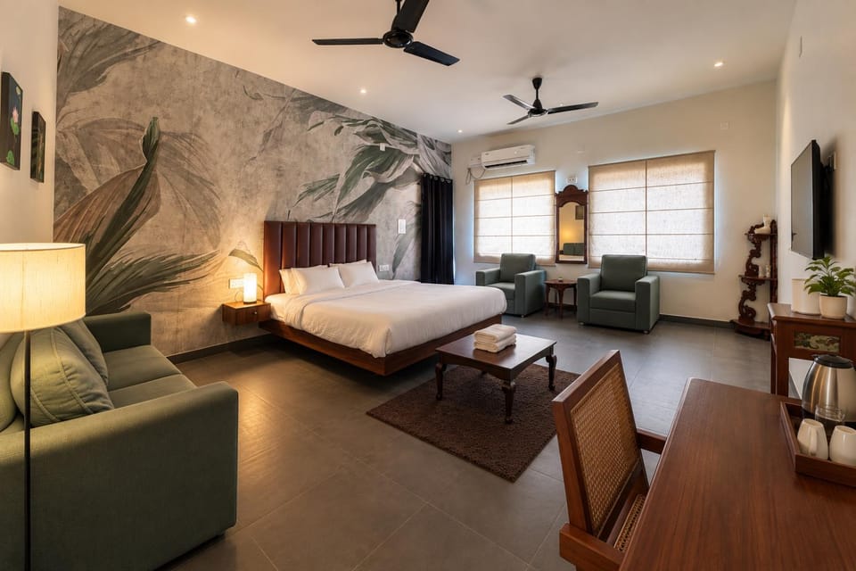 Bed, TV and multimedia, Living room, Seating area, Bedroom
