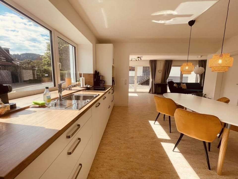 Kitchen or kitchenette, Dining area