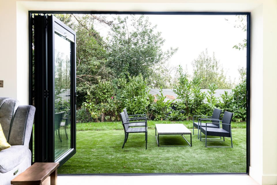 Patio, Spring, Day, Garden, Garden, Living room, Seating area, Garden view, sunbed