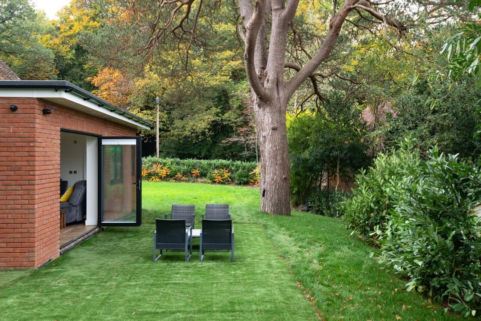Property building, Day, Natural landscape, Garden, Garden, Garden view