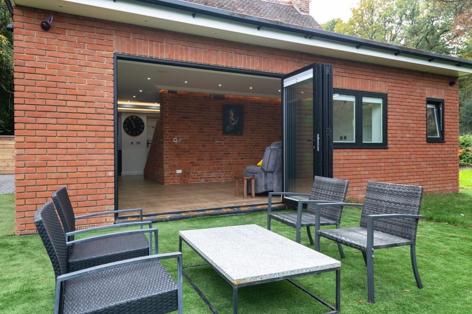 Property building, Patio, Spring, Day, Garden, Living room, Seating area, Dining area, Garden view, sunbed