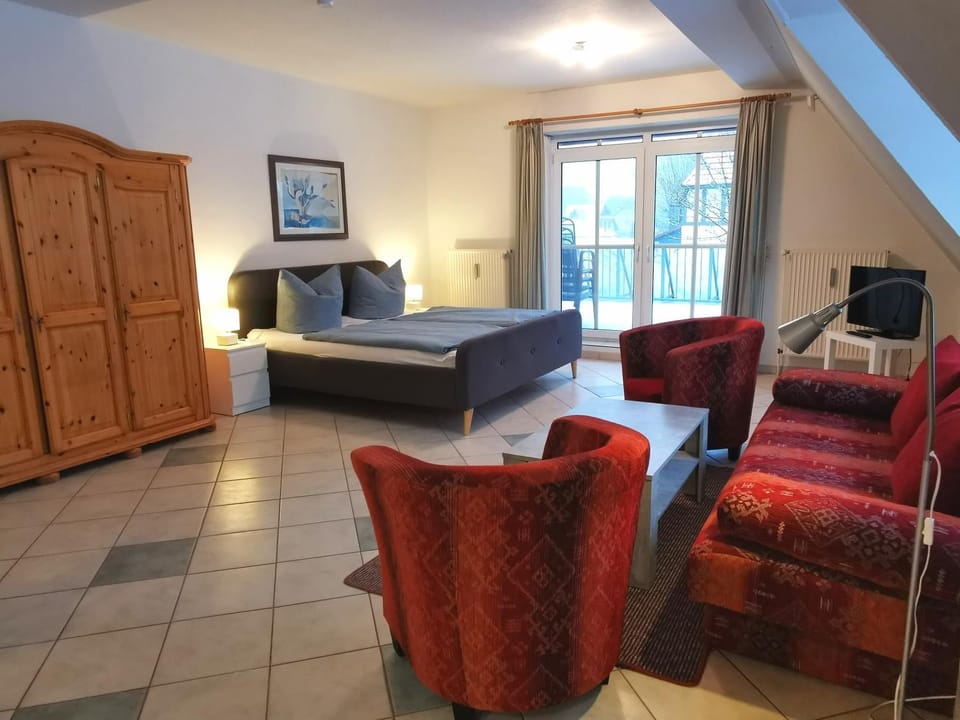 Bed, TV and multimedia, Balcony/Terrace, Living room, Seating area, wardrobe