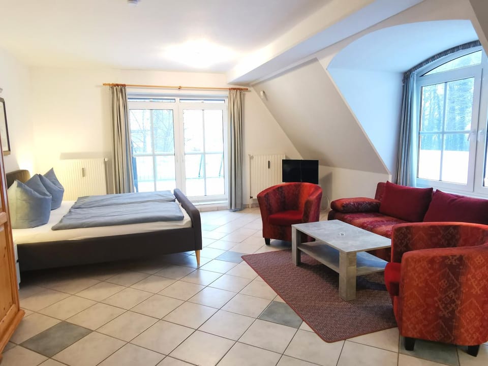 Bed, TV and multimedia, Balcony/Terrace, Living room, Seating area