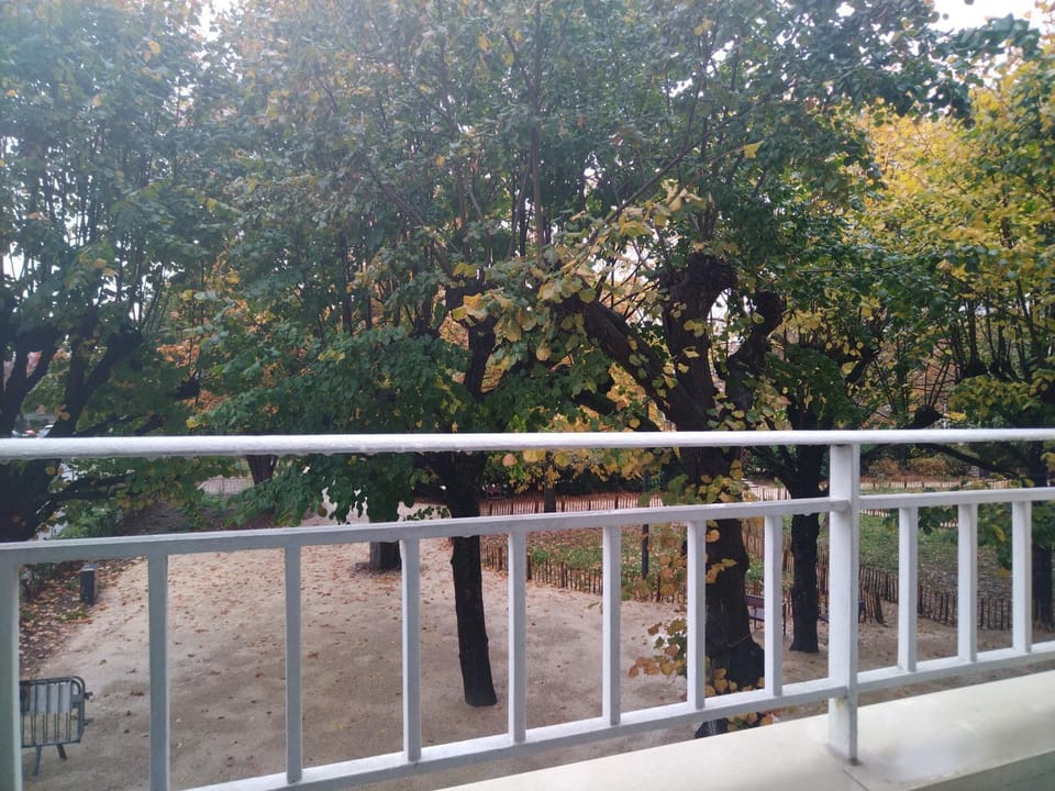 Appartement familiale face à un square arboré Apartment in Île-de-France