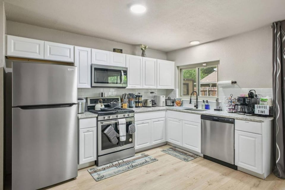 Cozy 3BR Home Family-Friendly Near Attractions House in San Antonio