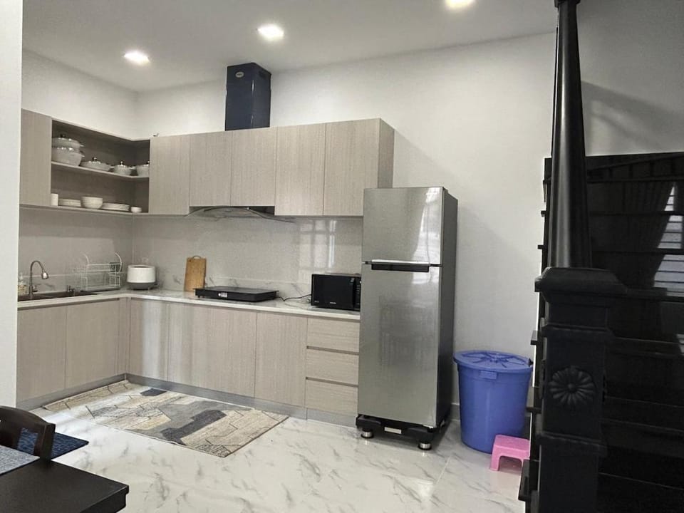 Kitchen or kitchenette, microwave, stove