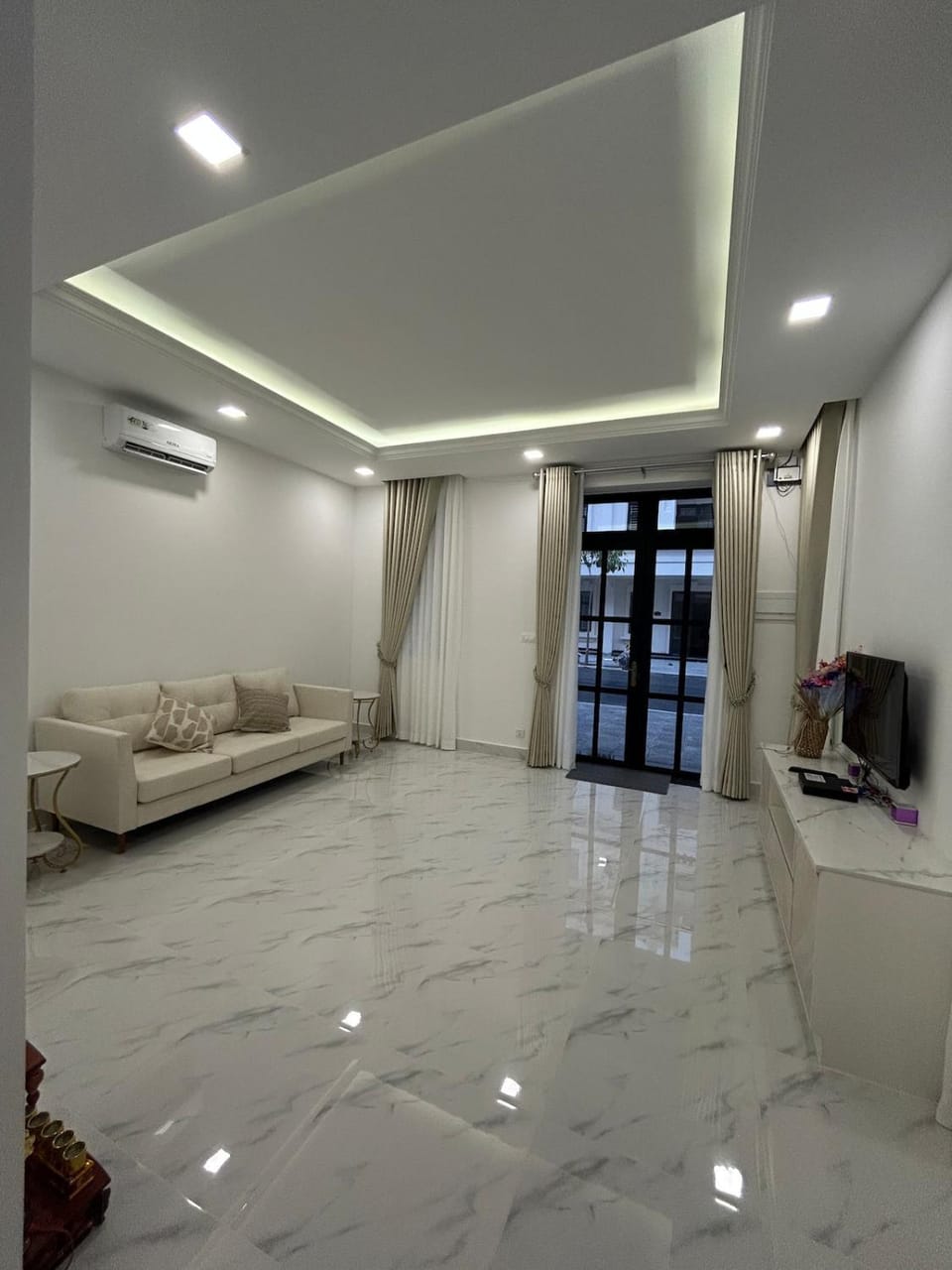TV and multimedia, Living room, Seating area, air conditioner