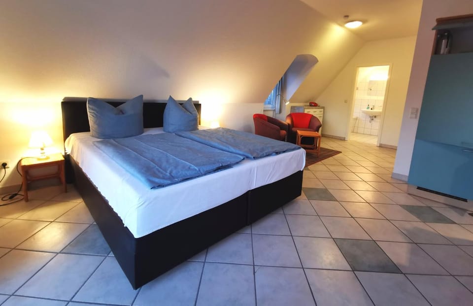 Bed, Seating area
