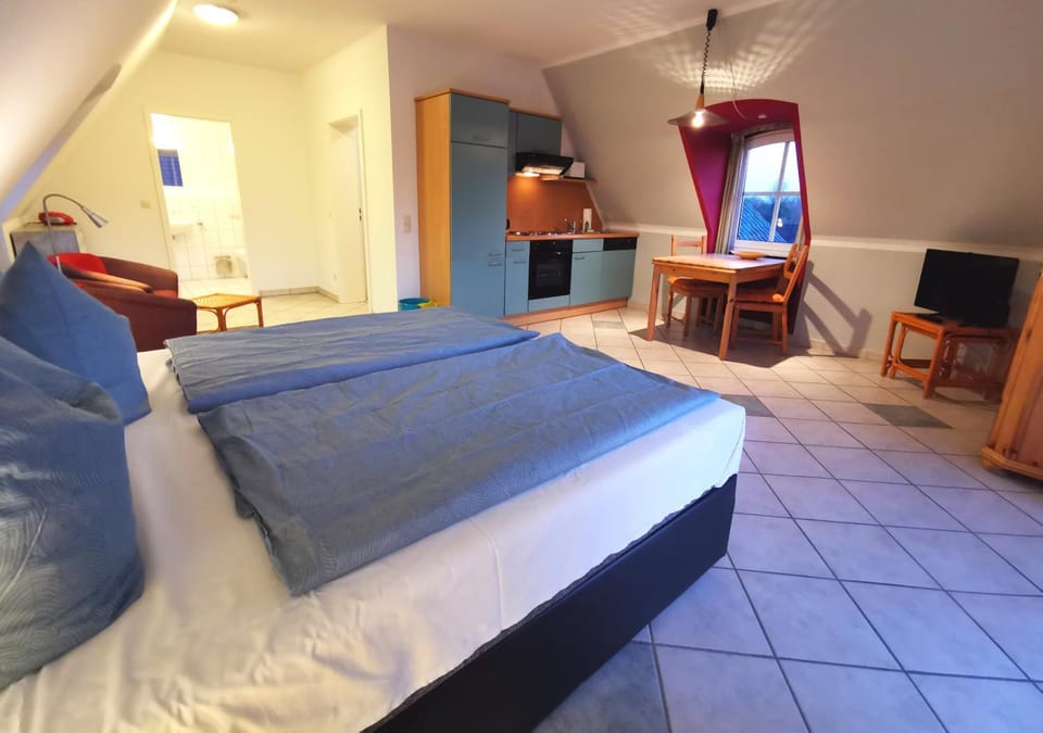 Bed, TV and multimedia, Kitchen or kitchenette, Dining area