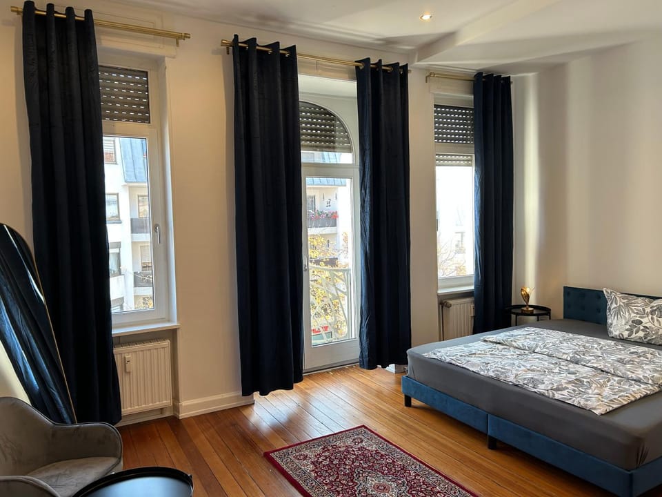 Bed, Photo of the whole room, Seating area, Bedroom