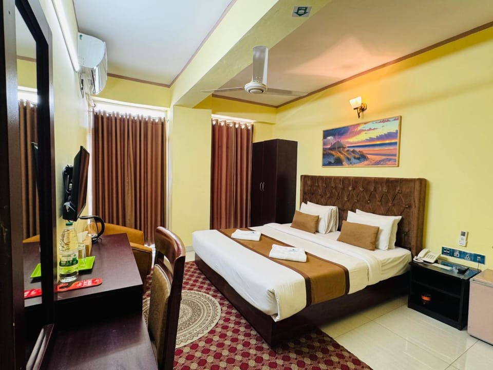 Bed, TV and multimedia, Photo of the whole room, Seating area, Bedroom, towels, air conditioner