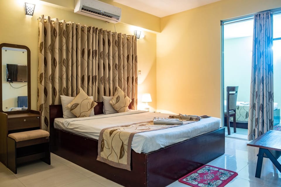 Bed, TV and multimedia, Living room, Photo of the whole room, towels